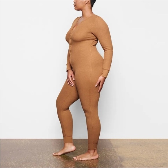 SKIMS Waffle Knit Sleep Jumpsuit Camel - Picture 5 of 12